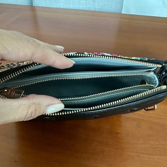 Louis Vuitton - Picture 5 of 10